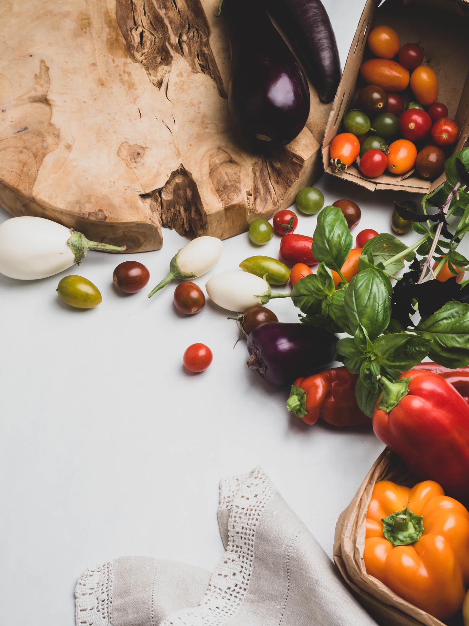 Tavolo rustico con ingredienti stagionali