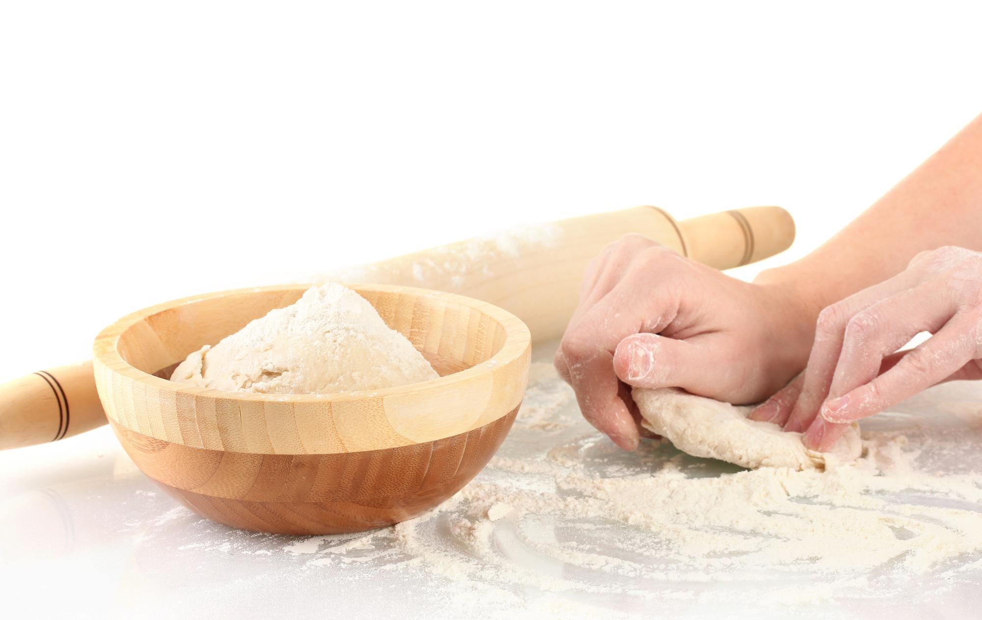 Studente lavora la pasta a mano
