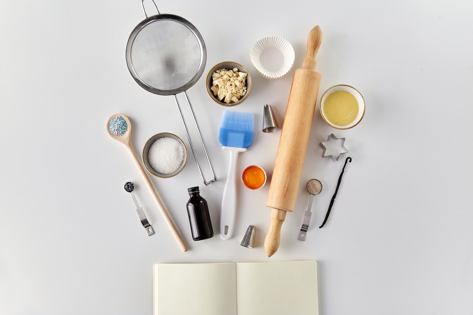 Set di utensili da chef su sfondo chiaro